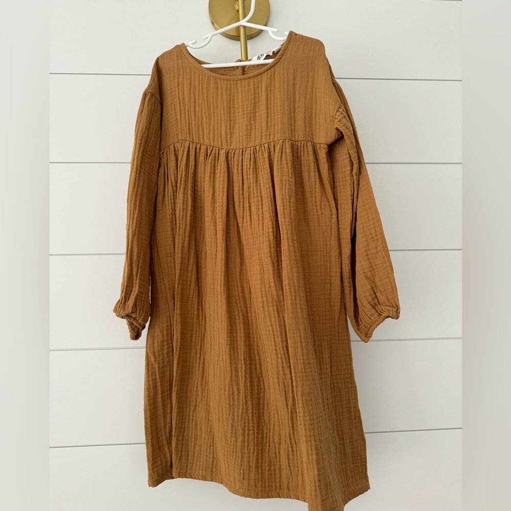 Long sleeve dress with button detail on back